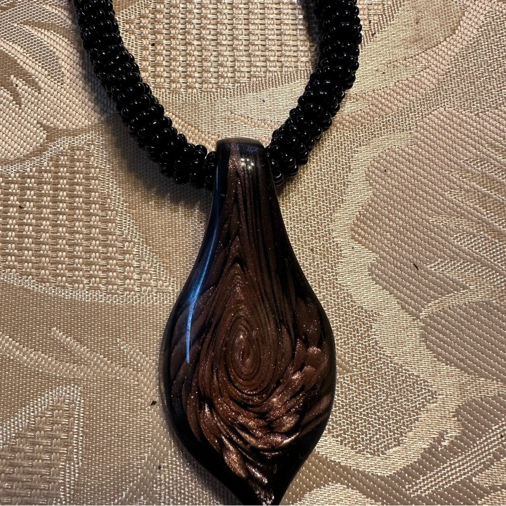 Elegant Black and Brown Pendant Necklace